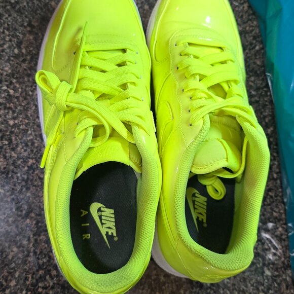 Nike Air Force 1 '07 LV8 UV Volt size 9 Mens - Picture 3 of 16